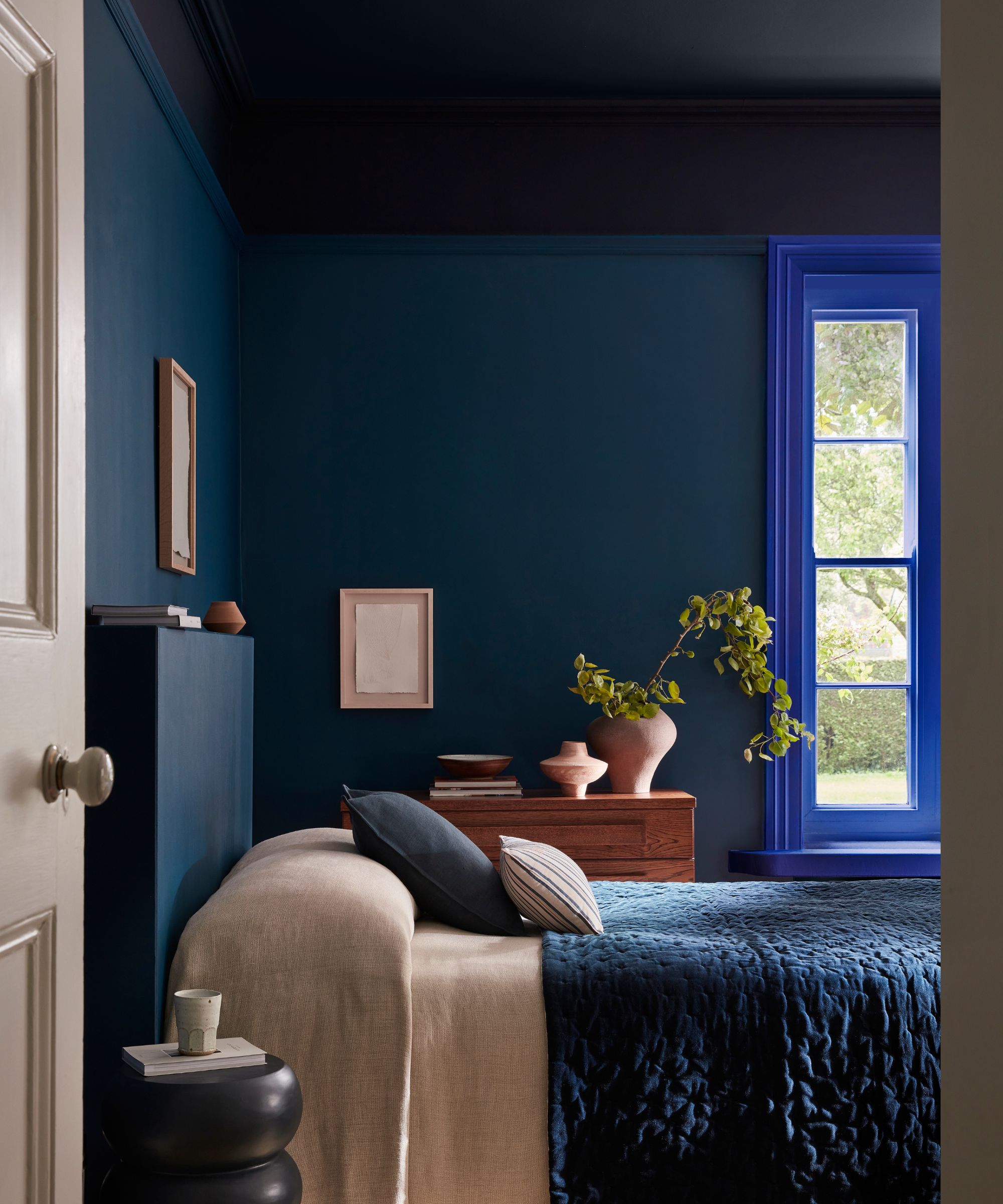 chambre à coucher avec des murs bleu foncé