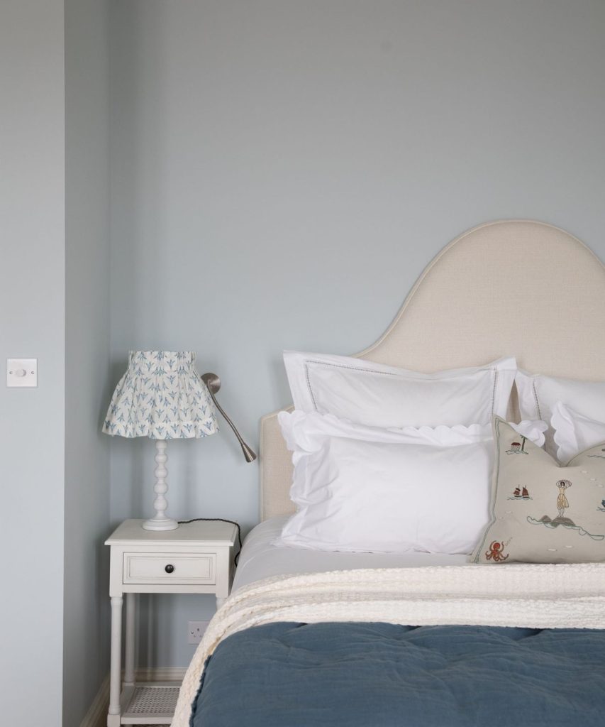 Les 6 meilleures couleurs de chambre pour une bonne nuit de sommeil garantie, selon un psychologue couleur et des experts de la peinture intérieure