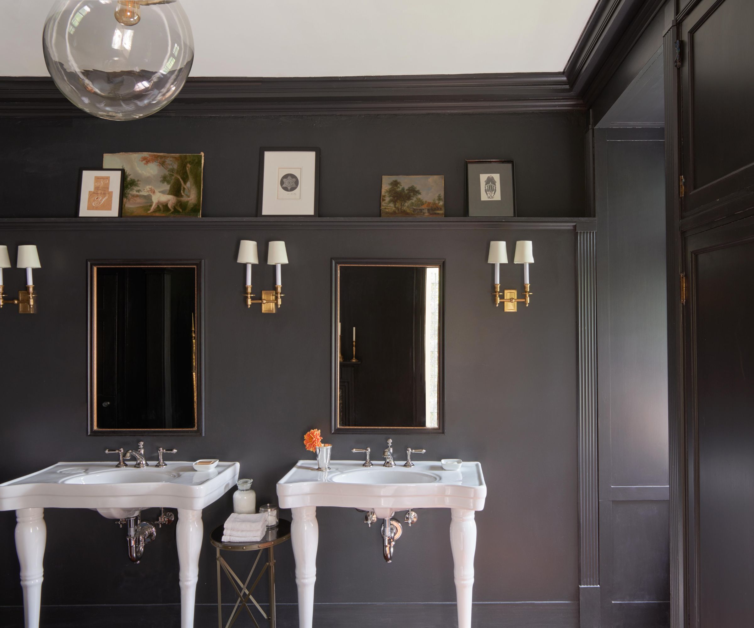 Salle de bain avec murs gris foncé, lavabos et miroirs blancs blancs