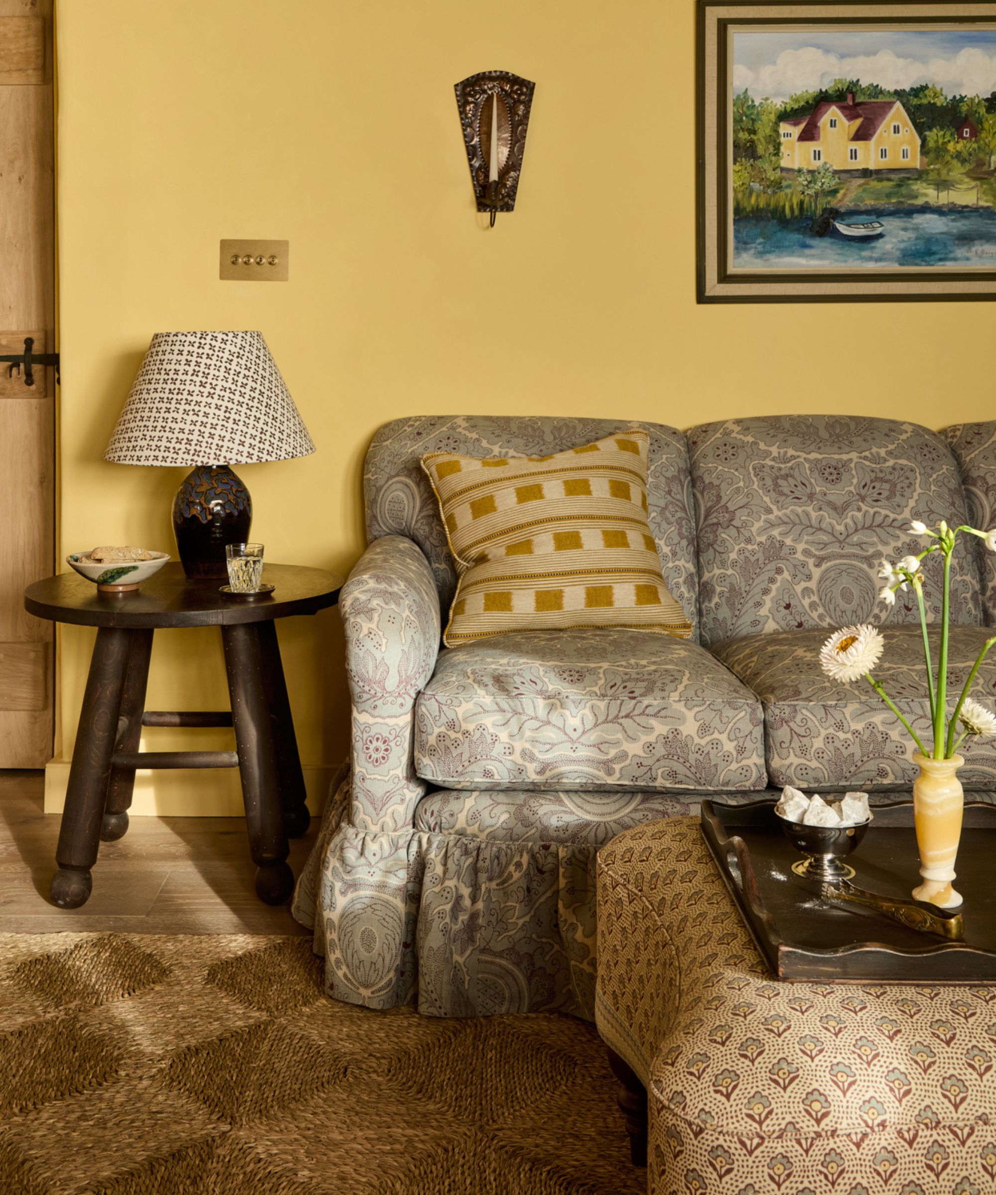 petit salon peint jaune avec style et meubles vintage