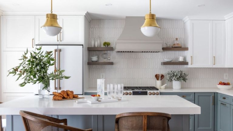 Ma petite cuisine semble froide et impersonnelle – mais les designers d’intérieur disent que ces choses le rendront instantanément plus confortable Ma petite cuisine semble froide et impersonnelle - mais les designers d'intérieur disent que ces choses le rendront instantanément plus confortable