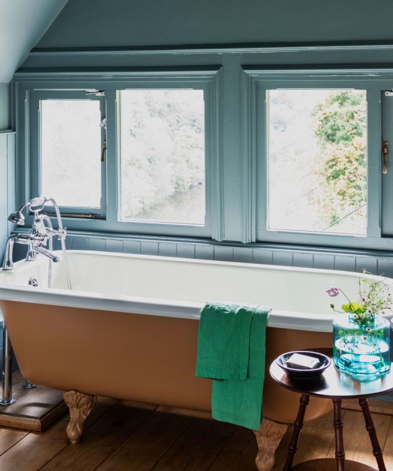 Farrow & Ball’s de Nimes est « intemporel et flexible à utiliser dans n’importe quelle pièce » – voici comment décorer avec cette peinture bleue en sourdine Farrow & Ball's de Nimes est `` intemporel et flexible à utiliser dans n'importe quelle pièce '' - voici comment décorer avec cette peinture bleue en sourdine