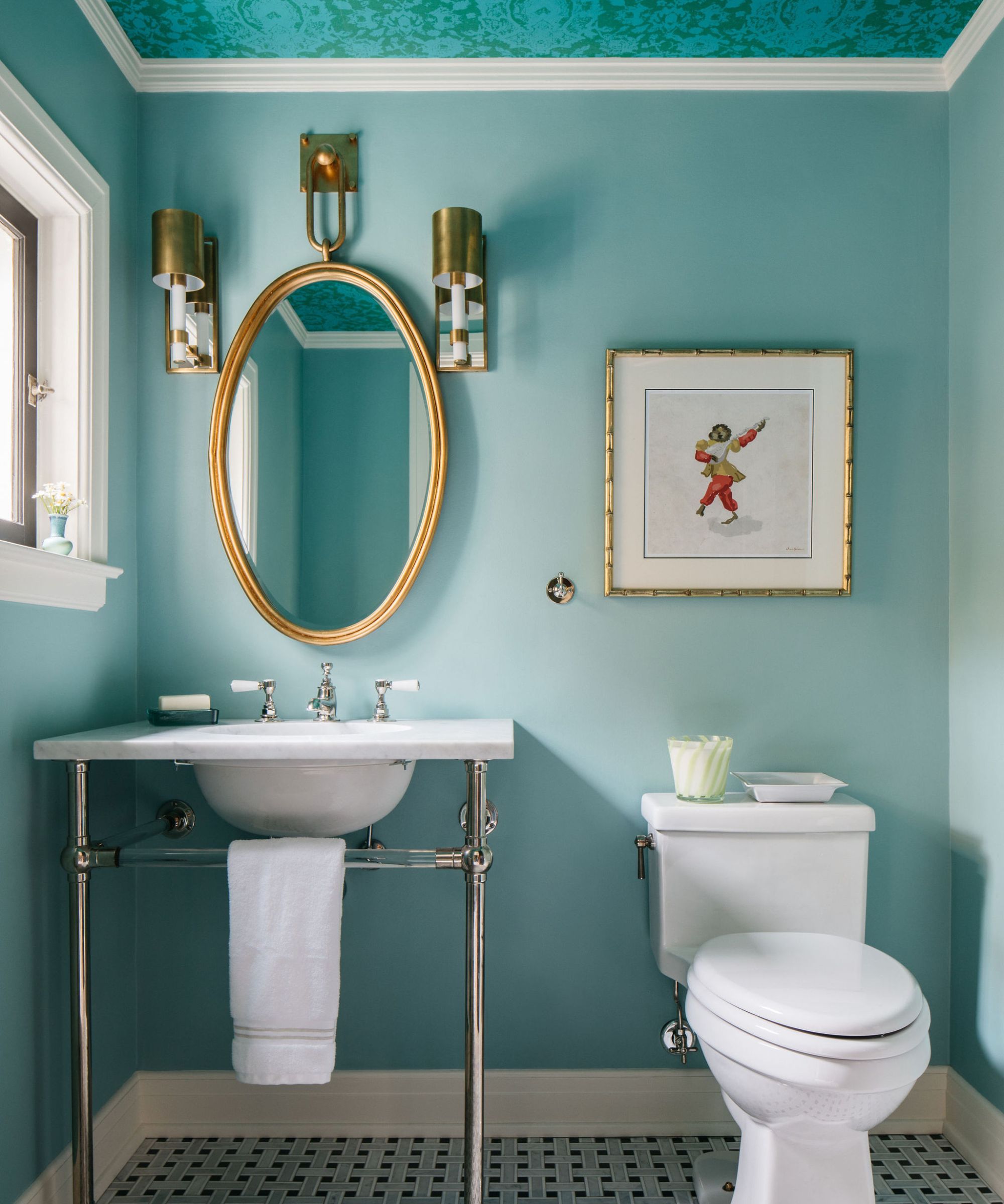 Salle poudre avec des murs en turaille légère et un plafond sarcelle foncé, des toilettes blanches et un lavabo