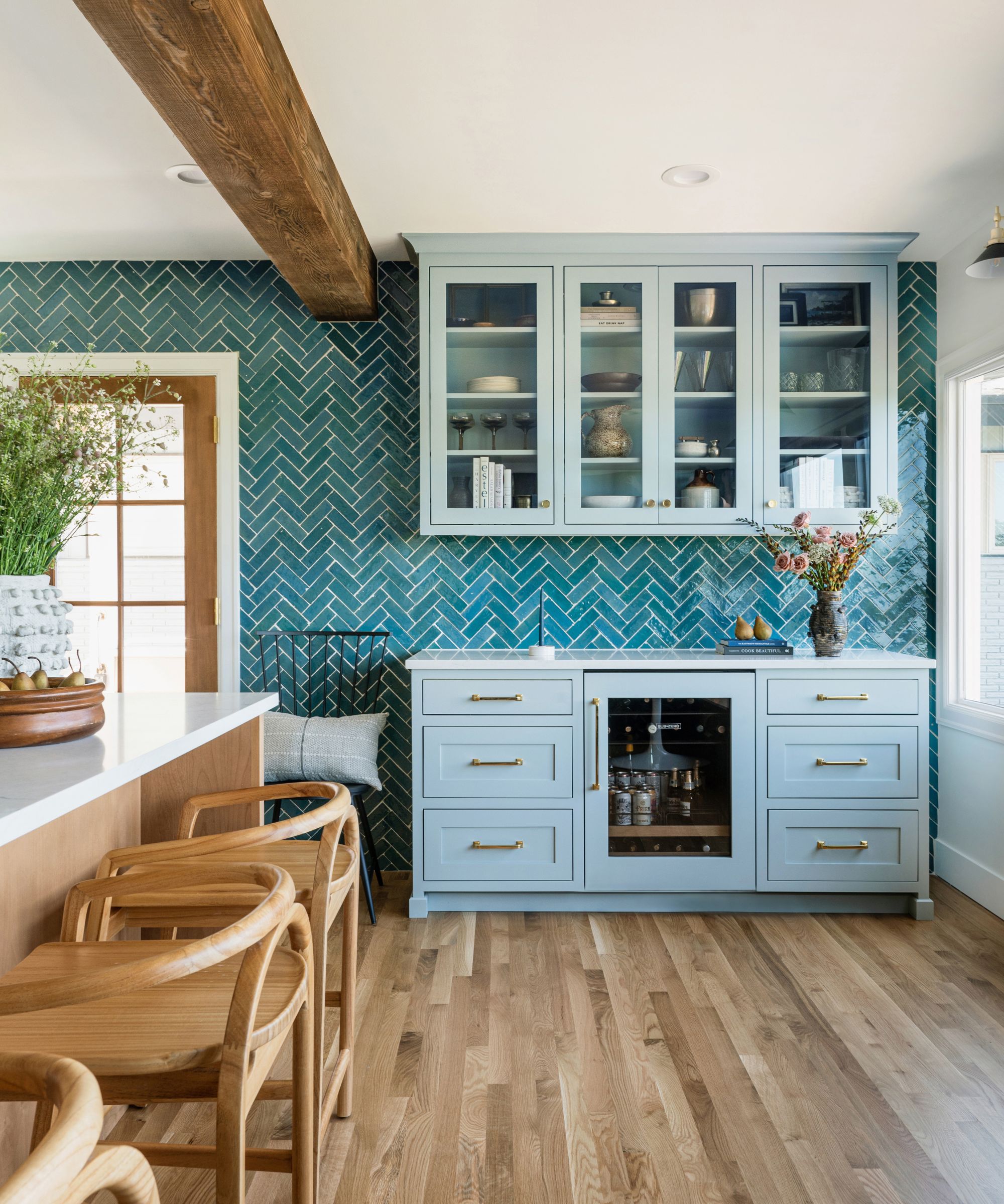 Cuisine moderne avec des armoires en turquoise légères et un mur de tuiles en turquoise