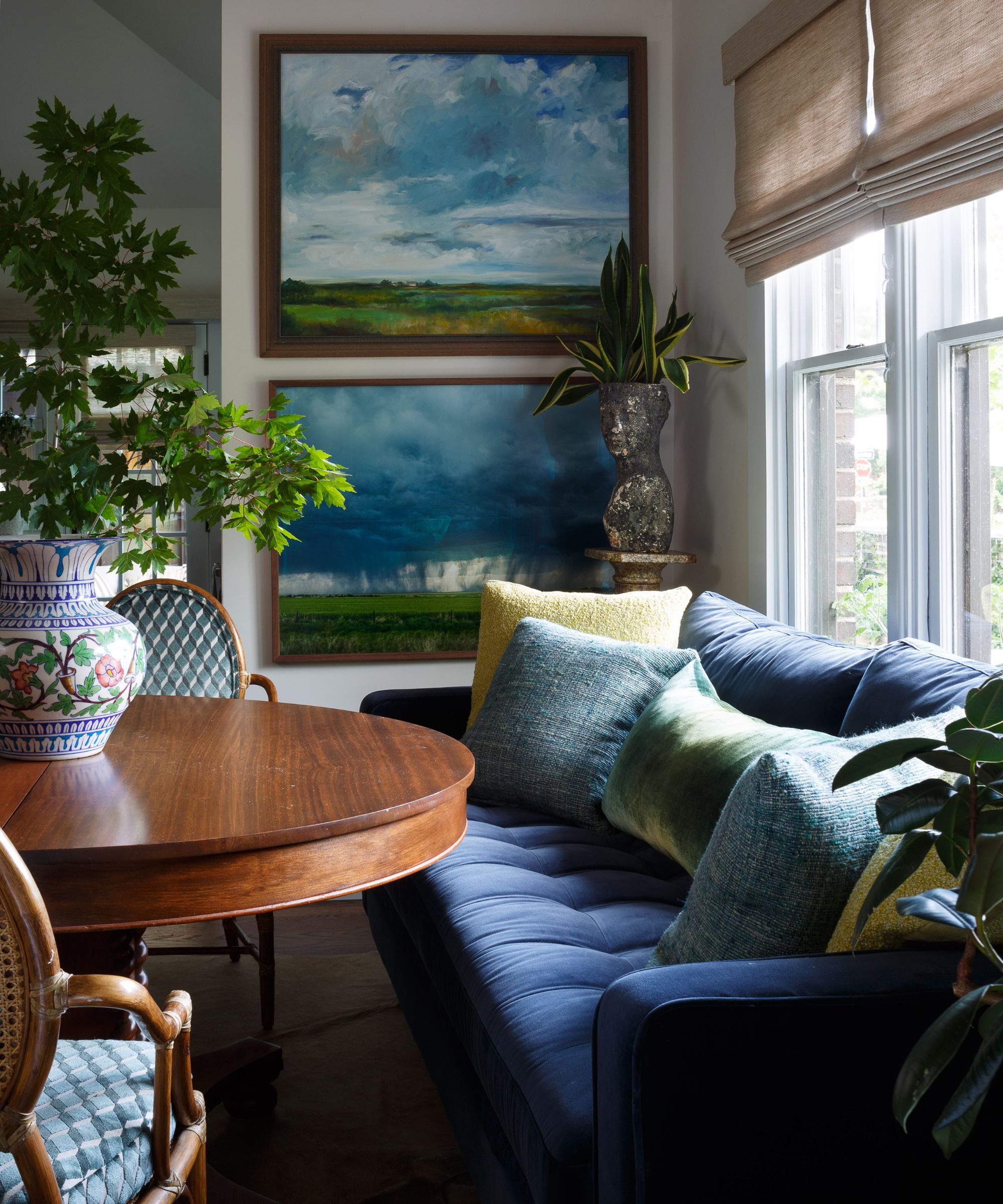 Nook à manger avec sièges de la Marine, table ronde en bois, deux œuvres d'art paysage
