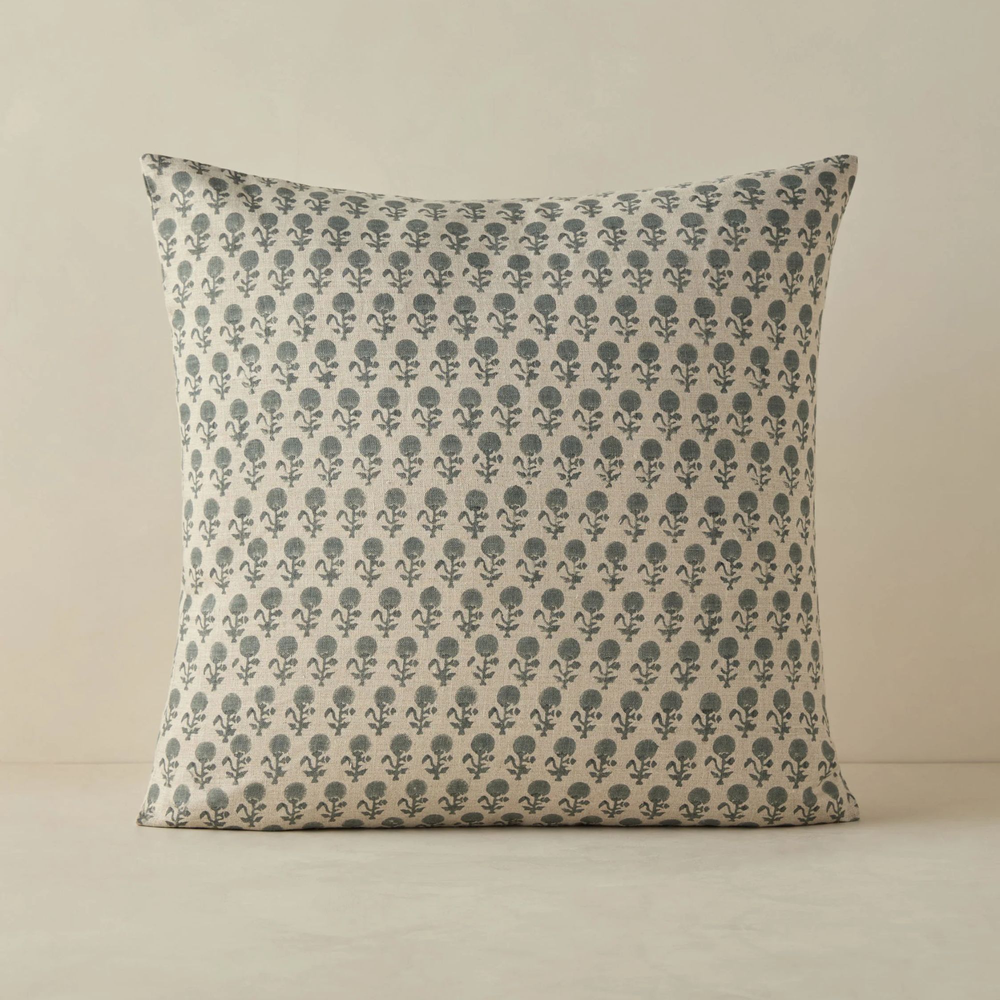 coussin à motifs bleus et à la crème