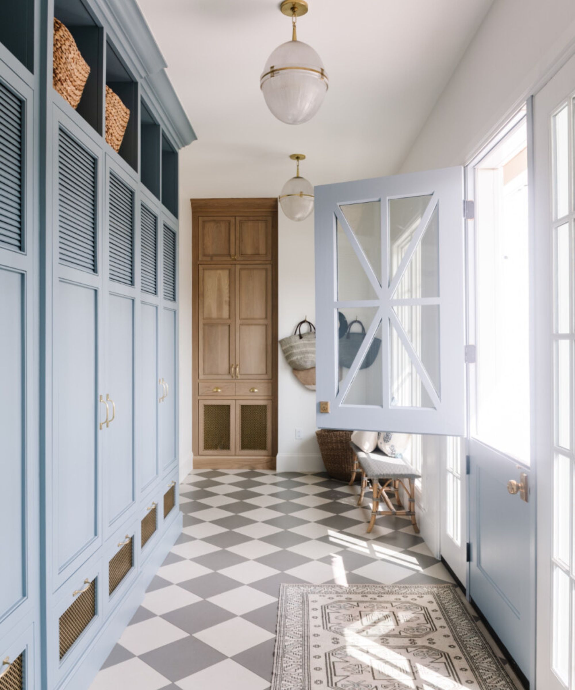 Couloir bleu pâle avec carreaux de diamant, suspensions et portes hollandaises