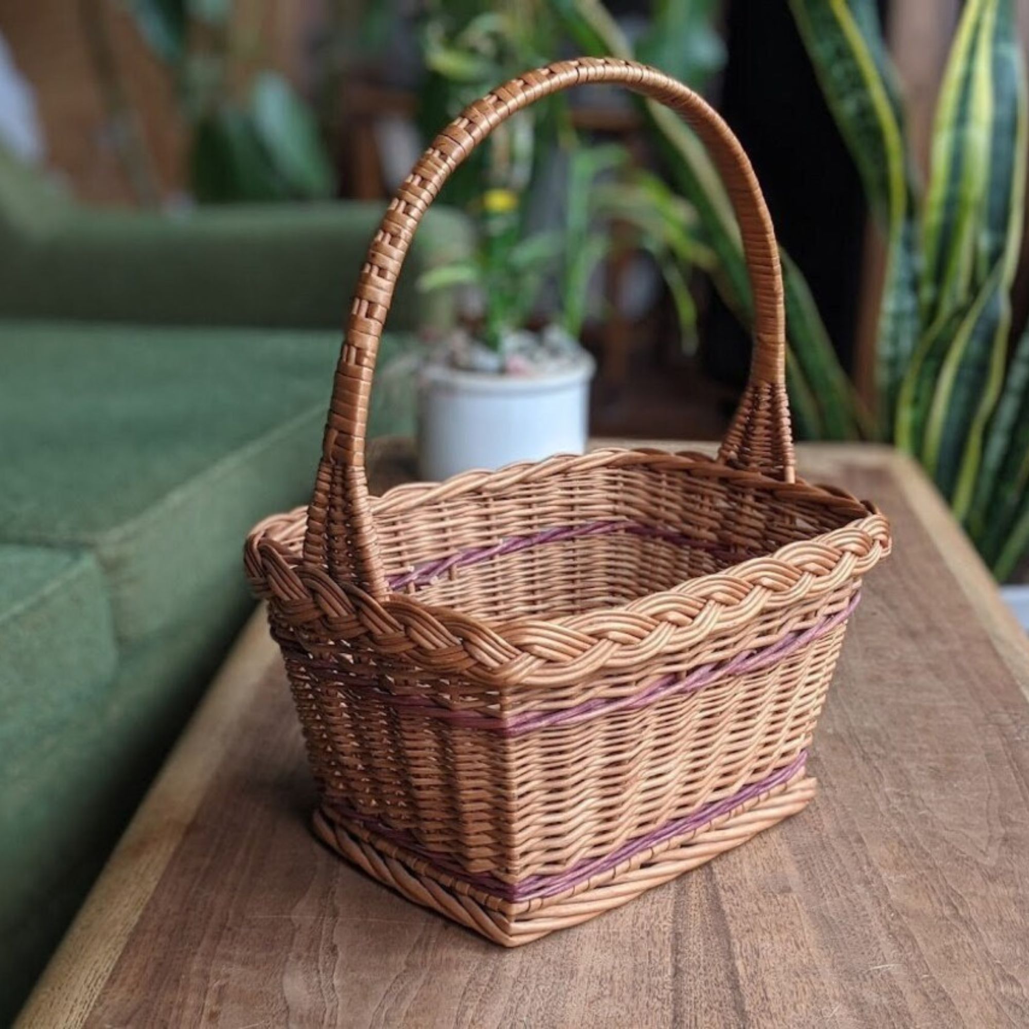 Panier de fleurs en osier rectangle vintage avec rayures borgognes rouges