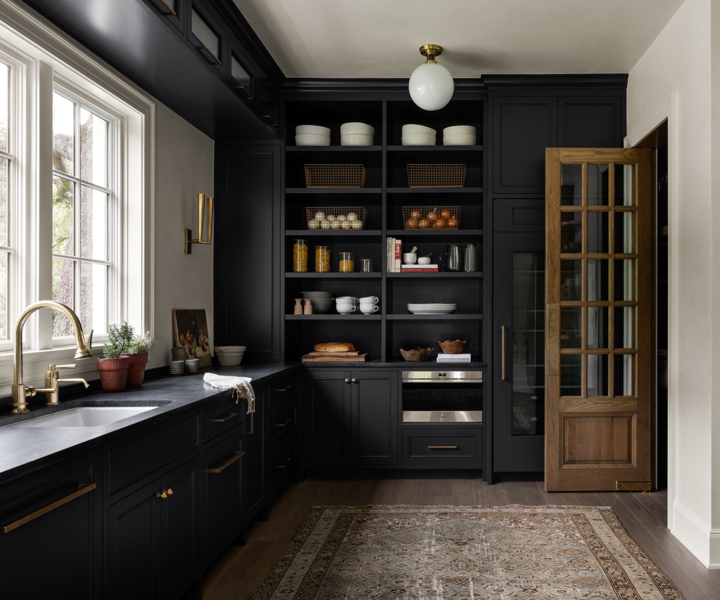 Cuisine de mauvaise humeur avec armoires en couleur noire