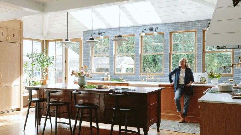 La maison d'Emily Henderson est remplie de pièces récupérées - ici, elle partage ses pièces préférées et comment elle a fait le travail le plus délicat de travail