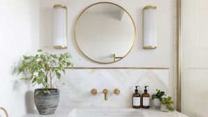 5 choses que vous ne devriez jamais mettre dans une petite salle de bain, selon les designers 5 choses que vous ne devriez jamais mettre dans une petite salle de bain, selon les designers