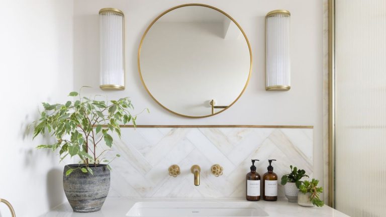 5 choses que vous ne devriez jamais mettre dans une petite salle de bain, selon les designers
