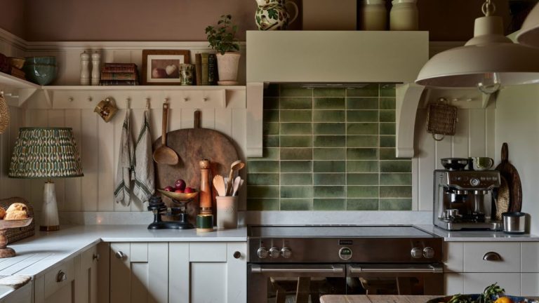 Qu'est-ce qui rend vos carreaux de cuisine bon marché? 4 choses que les experts disent que vous devriez réparer pour un design élevé