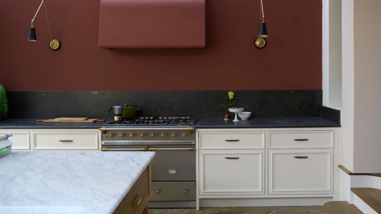 Etruscan Red est `` élégant et dramatique '' - voici comment Farrow & Ball recommande de décorer avec sa peinture rouge classique pour un schéma audacieux mais vivable