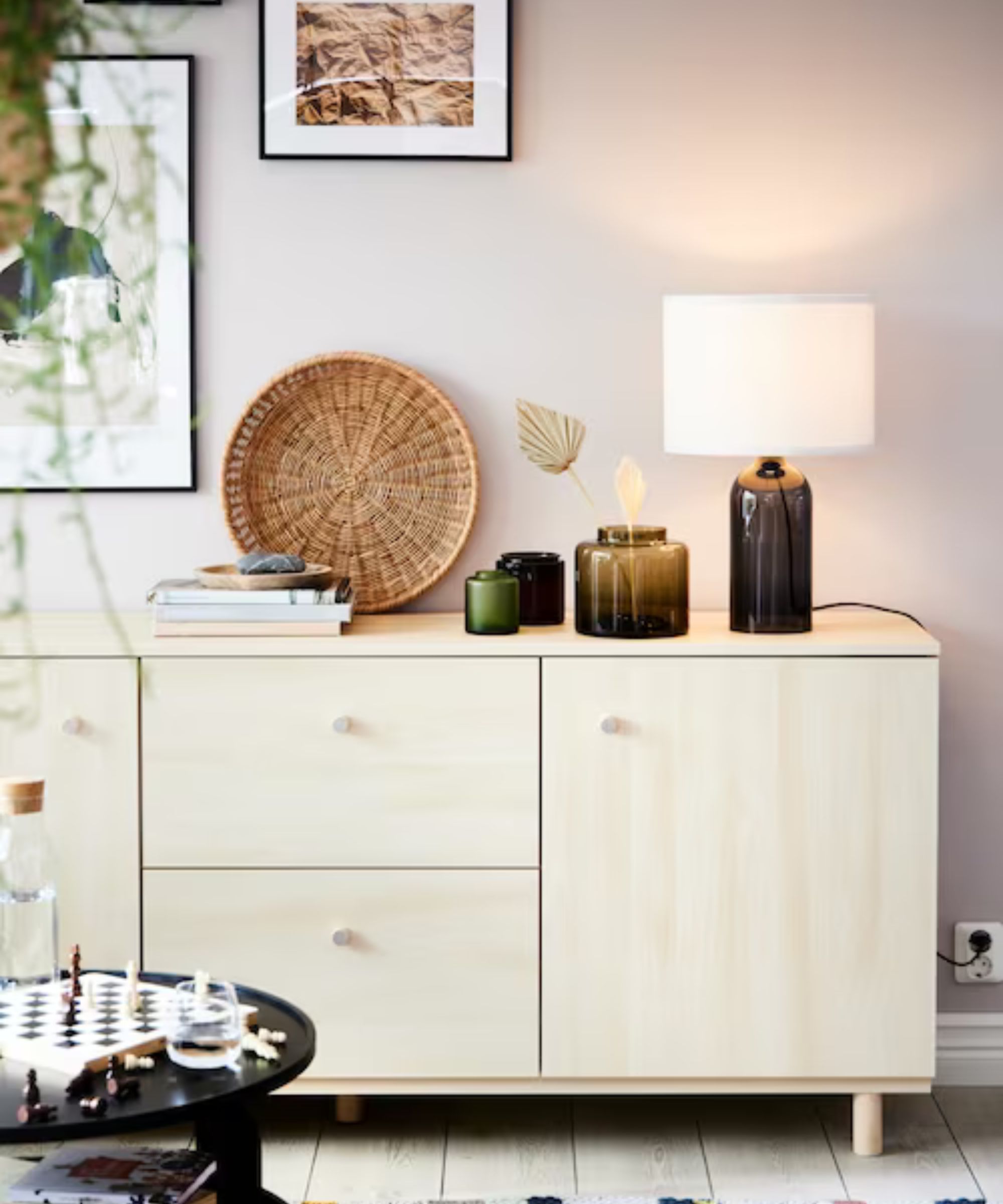 Pinie en bois pâle avec une lampe, des vases et un tas de livres à la surface