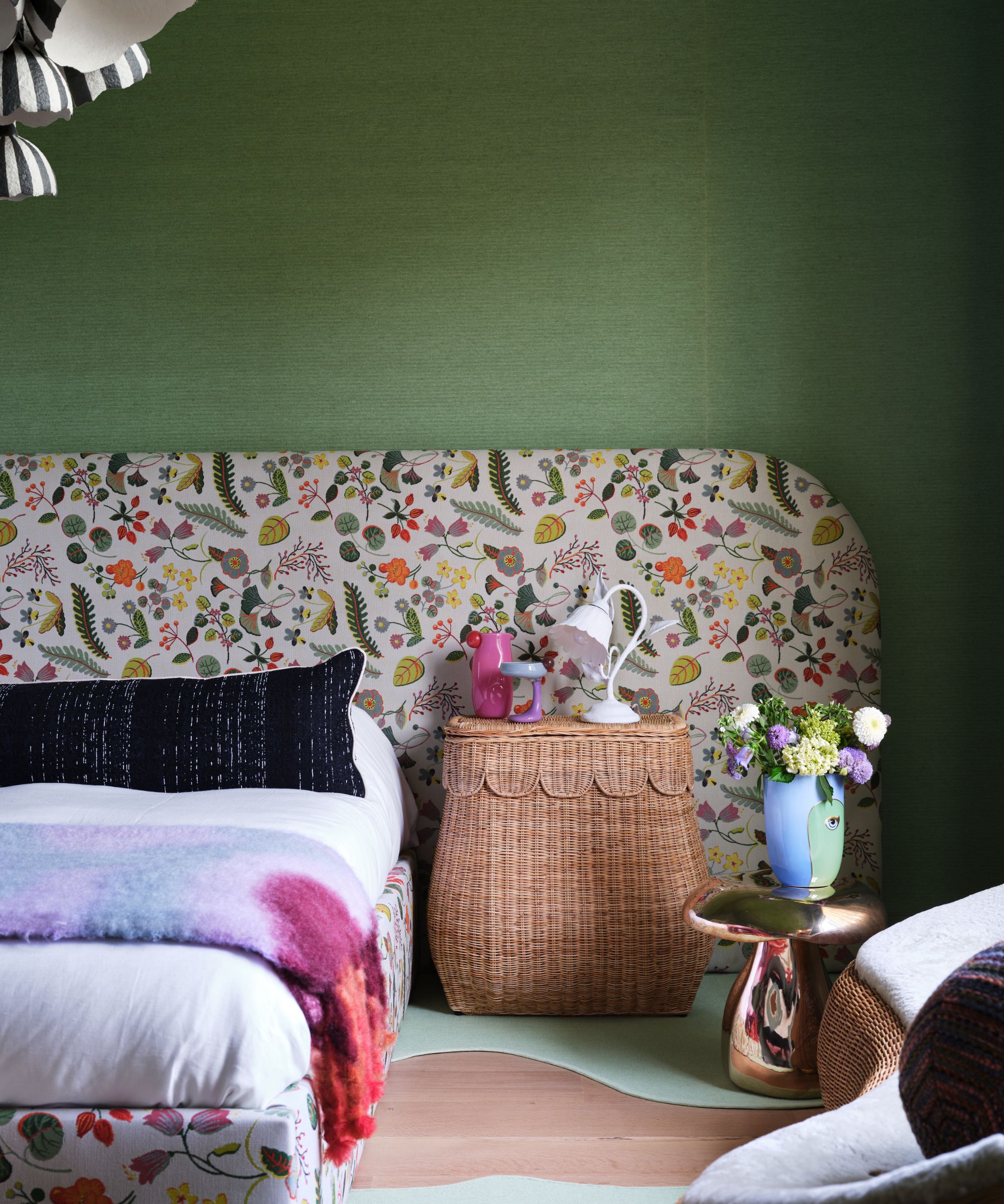 chambre à coucher avec tête de lit florale
