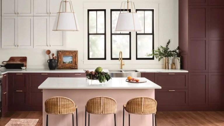 Nous ne nous attendions pas à ce que cette couleur ait un renouveau en 2025 - mais ces 7 cuisines violettes prouvent que c'est de retour pour de bon