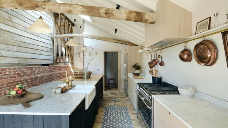 Vous envisagez de mélanger les tons de bois dans votre cuisine? Voici comment le faire avec goût, selon les designers d'intérieur