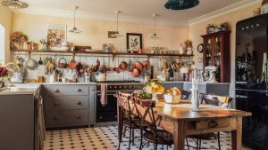 Une cuisine fatiguée pleine de problèmes a été restaurée dans un schéma traditionnel chaleureux - et il y a quelques détails totalement inattendus
