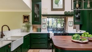 Cette cuisine ouverte rose et verte et ce salon prouve que les couleurs complémentaires sont le moyen idéal pour atteindre un espace harmonieux Cette cuisine ouverte rose et verte et ce salon prouve que les couleurs complémentaires sont le moyen idéal pour atteindre un espace harmonieux