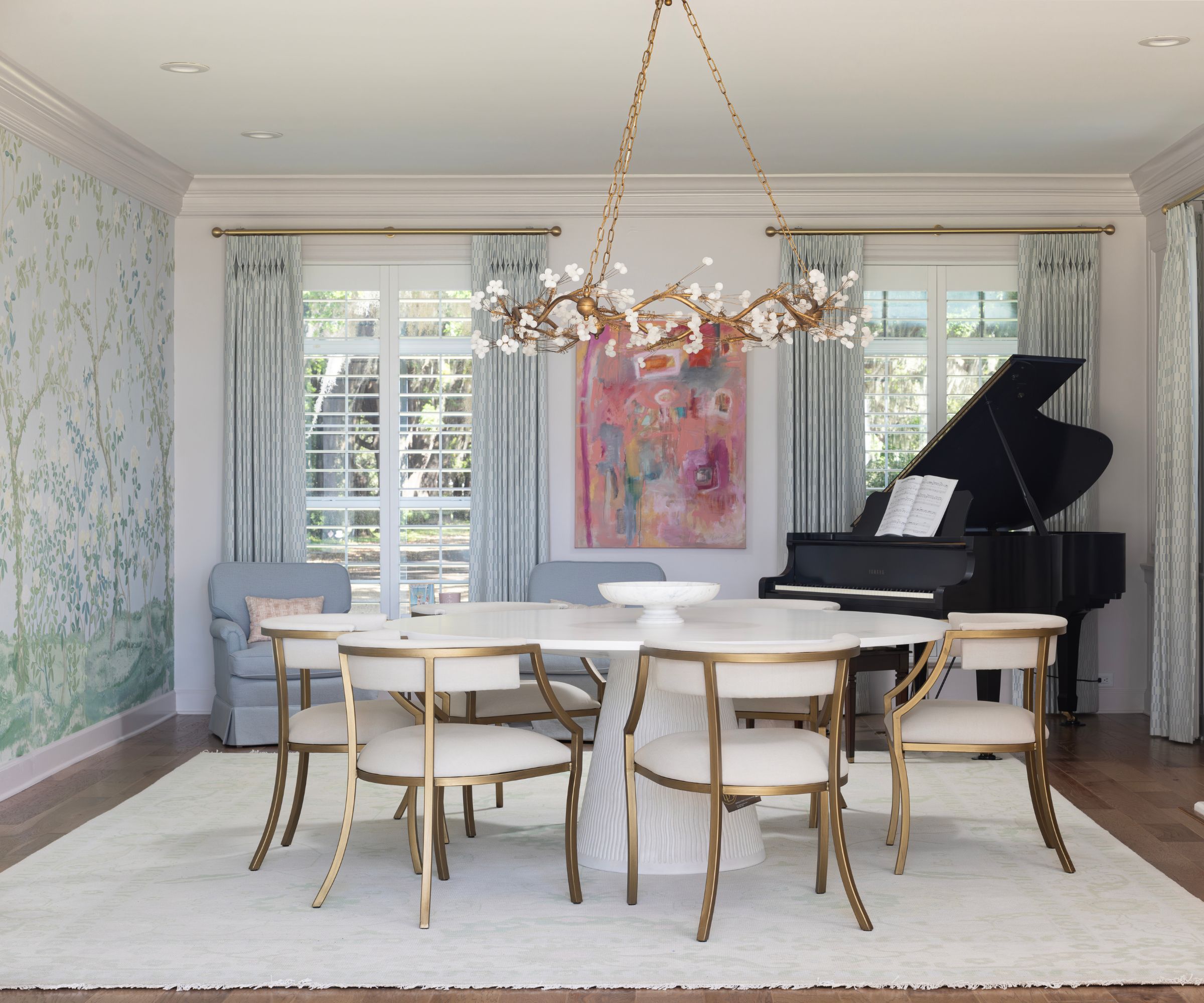 Salle à manger table ronde murale et piano