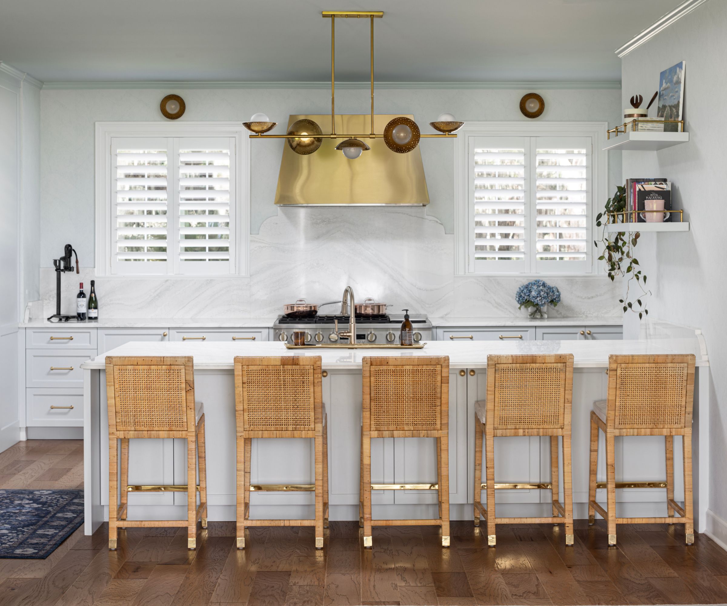 Cuisine White Murs et unités Hotte à la cuisinière en or