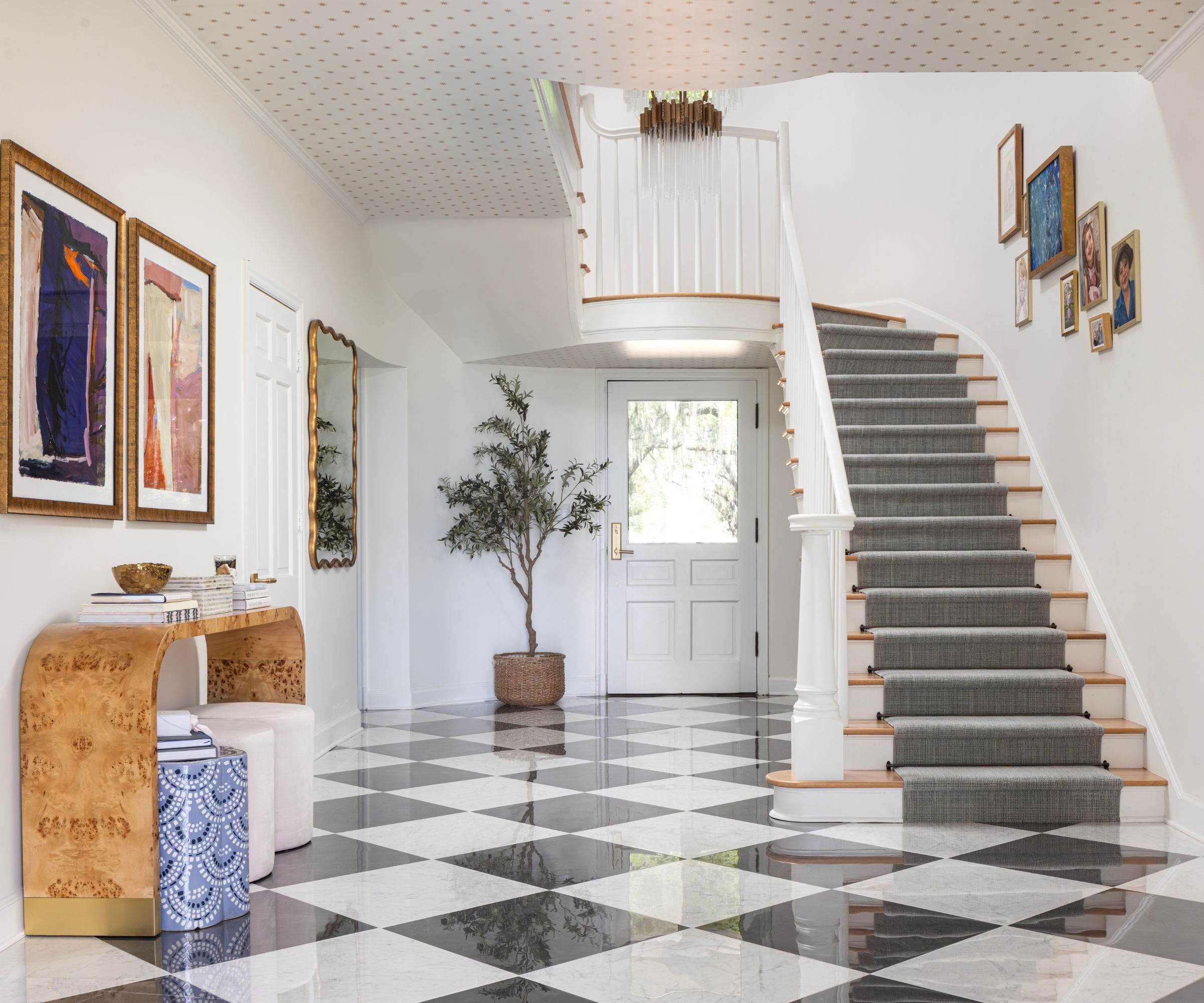Entrée et escaliers avec sol en damier