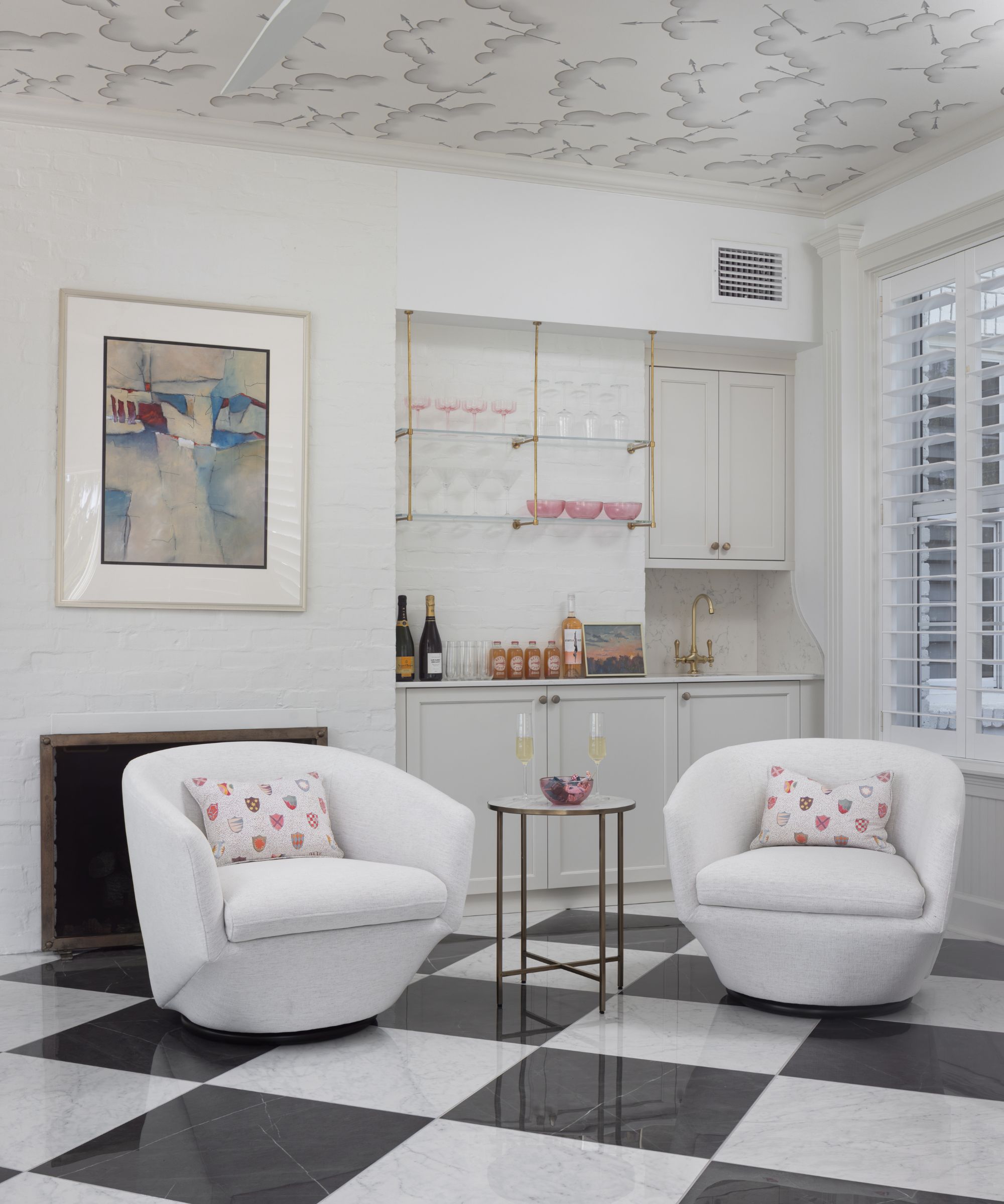 bar à domicile avec chaises blanches et plancher à damier