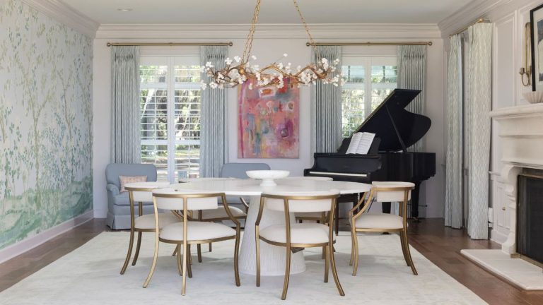 Les imprimés, les couleurs douces et un « sentiment de fantaisie » ont donné à cette maison en Floride Lakeside un nouveau look charmant qui est parfait pour le printemps Les imprimés, les couleurs douces et un `` sentiment de fantaisie '' ont donné à cette maison en Floride Lakeside un nouveau look charmant qui est parfait pour le printemps