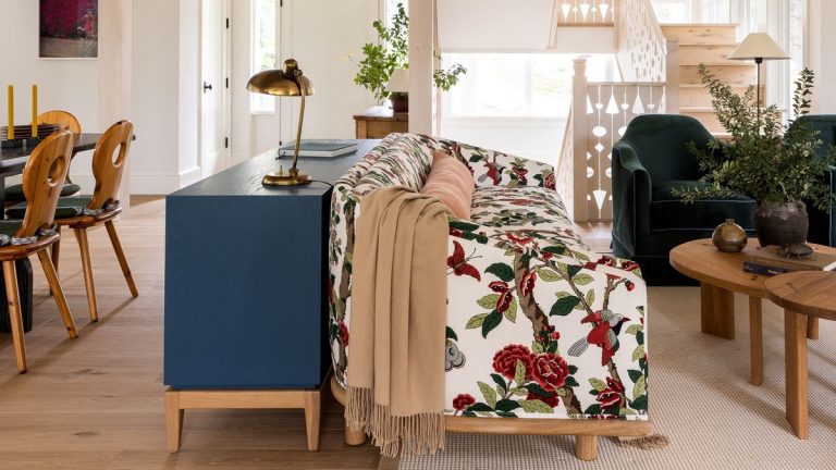 Devriez-vous réellement acheter un canapé à motifs? Les experts révèlent si vous devriez aller audacieux et suivre les tendances avec ce meuble clé Devriez-vous réellement acheter un canapé à motifs? Les experts révèlent si vous devriez aller audacieux et suivre les tendances avec ce meuble clé