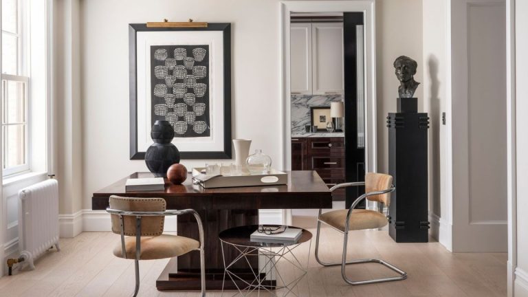 Cet appartement à New York présente un style traditionnel simplifié – qui est étonnamment parfait pour un style de vie moderne Cet appartement à New York présente un style traditionnel simplifié - qui est étonnamment parfait pour un style de vie moderne