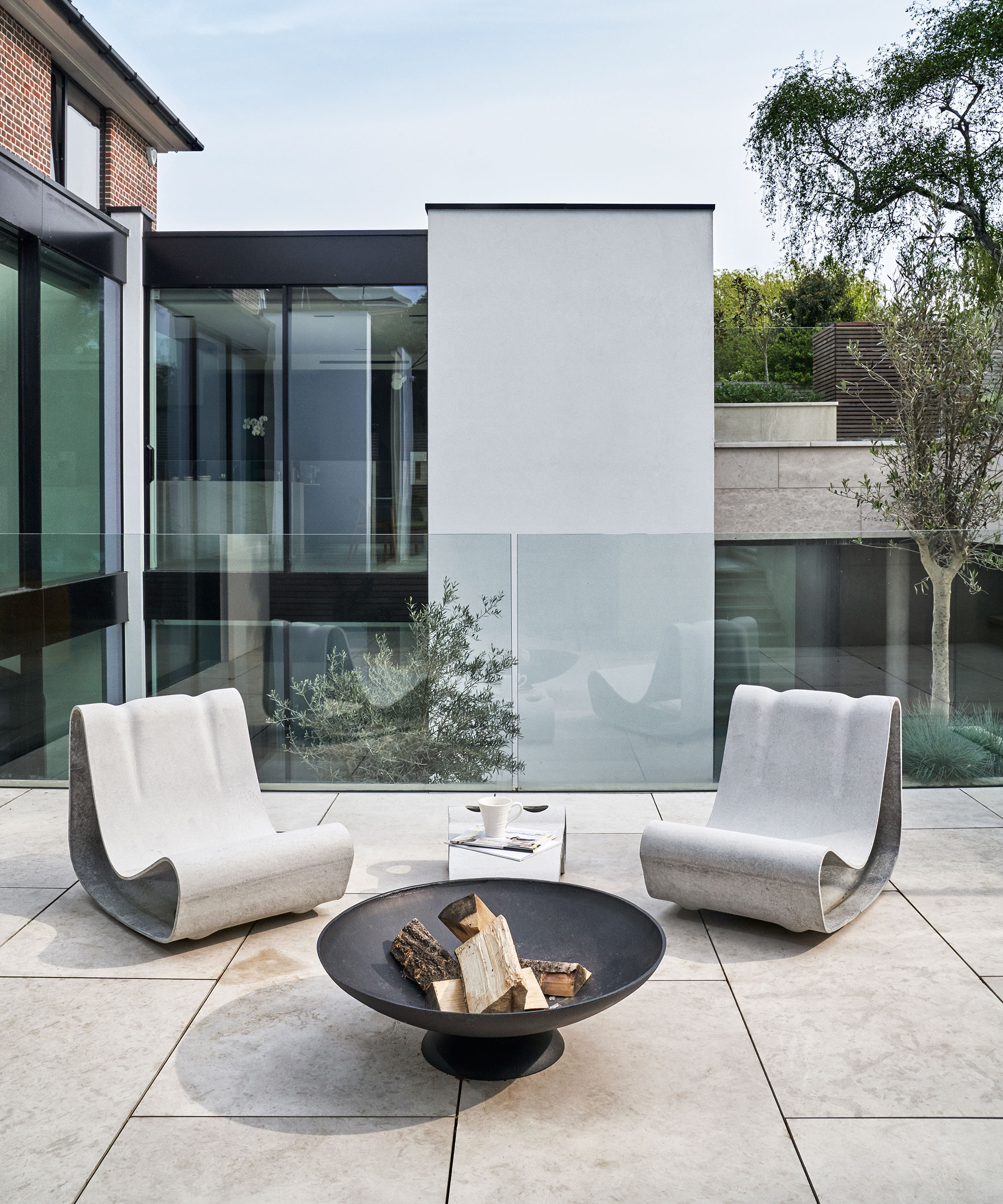Idées de cheminée en plein air avec des foyer et des pavés modernes