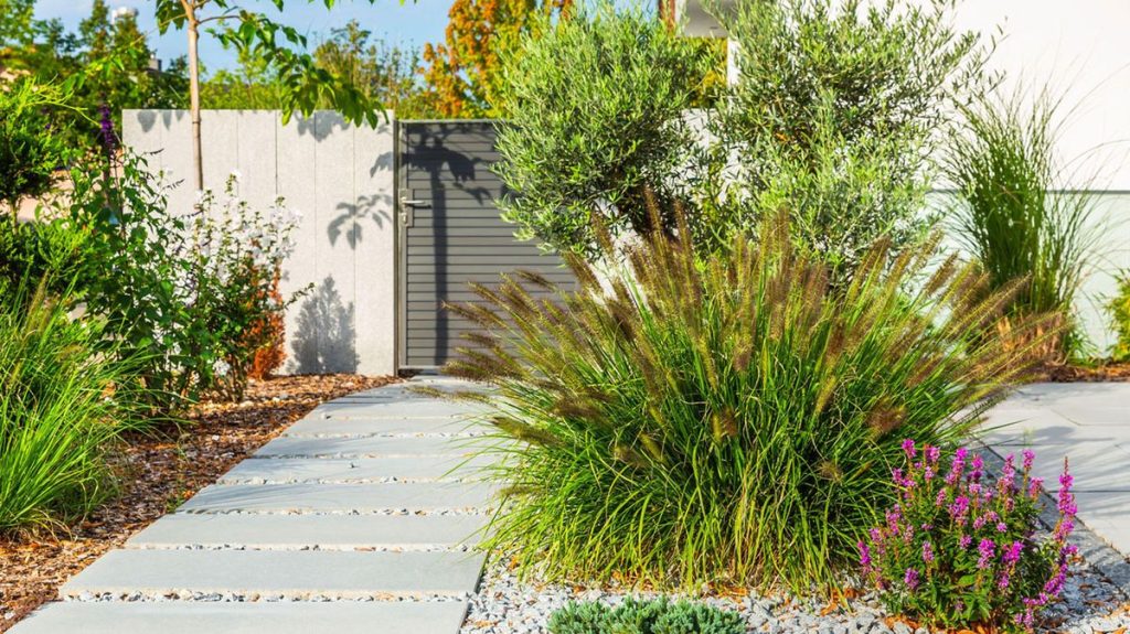 Marre du désherbage et de l'arrosage? 7 façons de simplifier un jardin, de créer un espace extérieur plus facile et inférieur