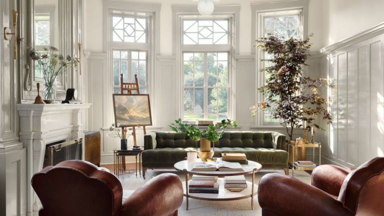 Le salon du superbe projet de château de Joanna Gaines est si sans effort en transition – embrassant la superbe architecture de la maison et ajoutant son style rustique moderne emblématique Le salon du superbe projet de château de Joanna Gaines est si sans effort en transition - embrassant la superbe architecture de la maison et ajoutant son style rustique moderne emblématique