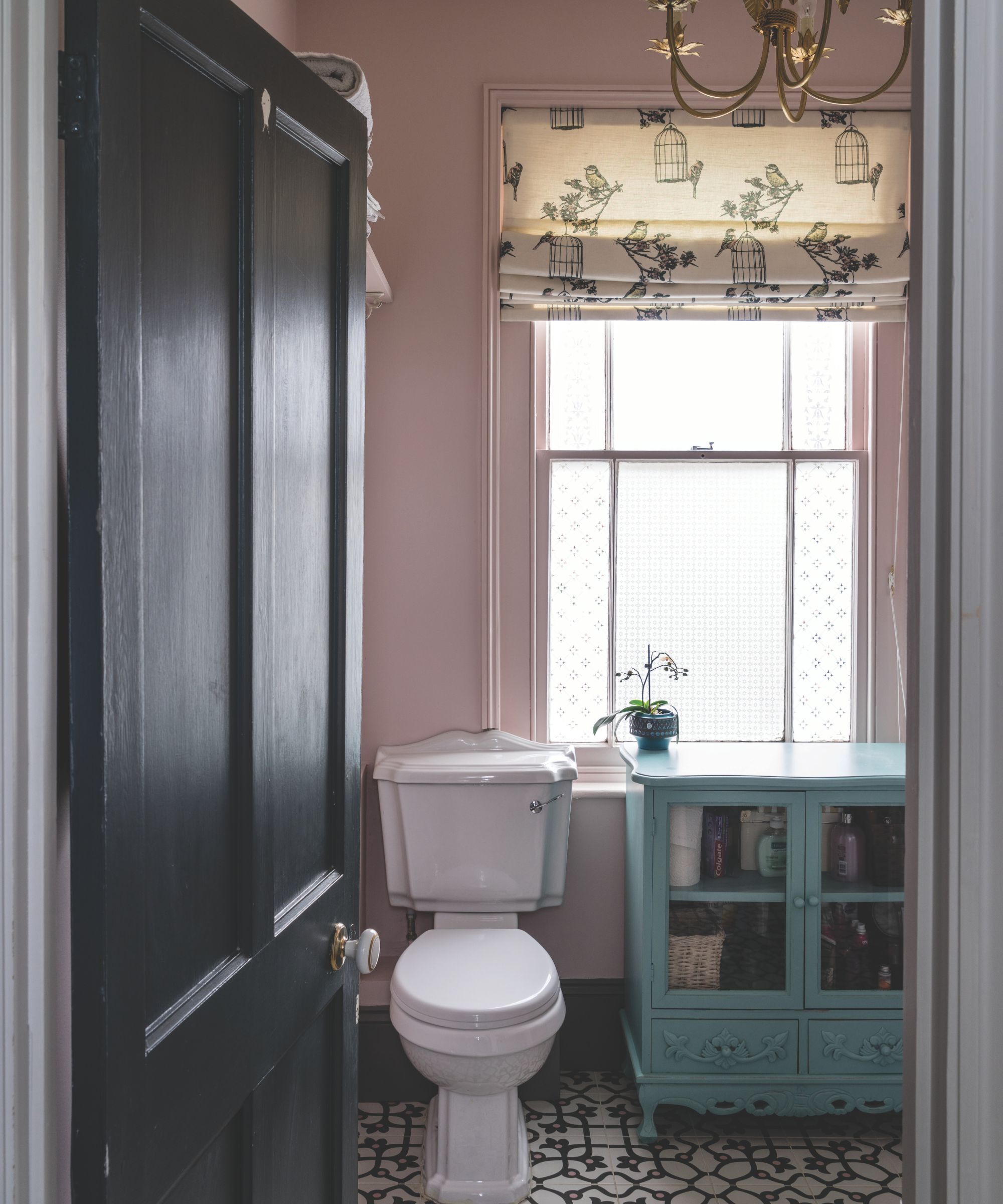 Une salle de bain peinte dans un rose pastel pâle