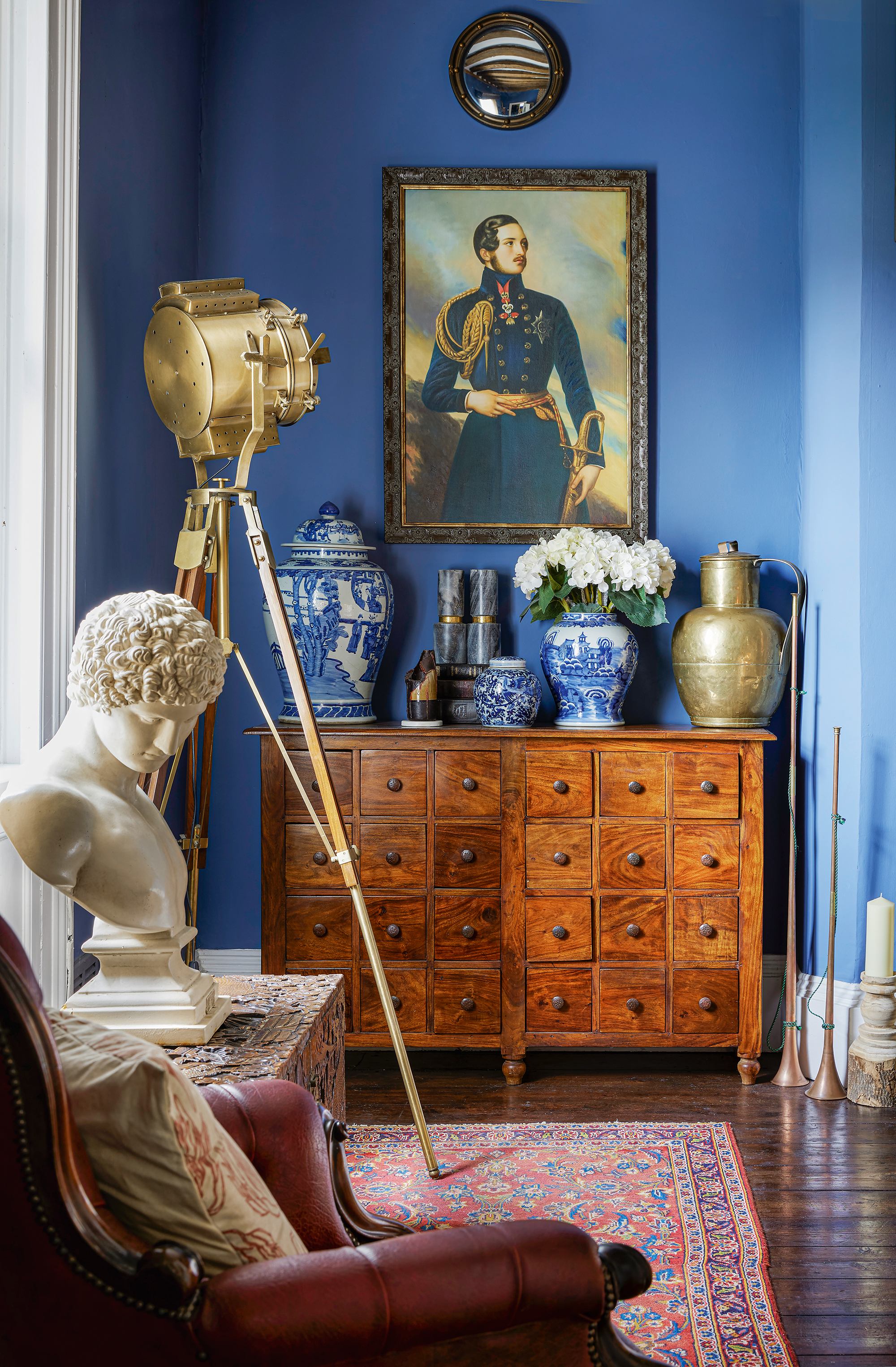 Chapelle House Ambrice Miller Blue Snug Room avec des antiquités
