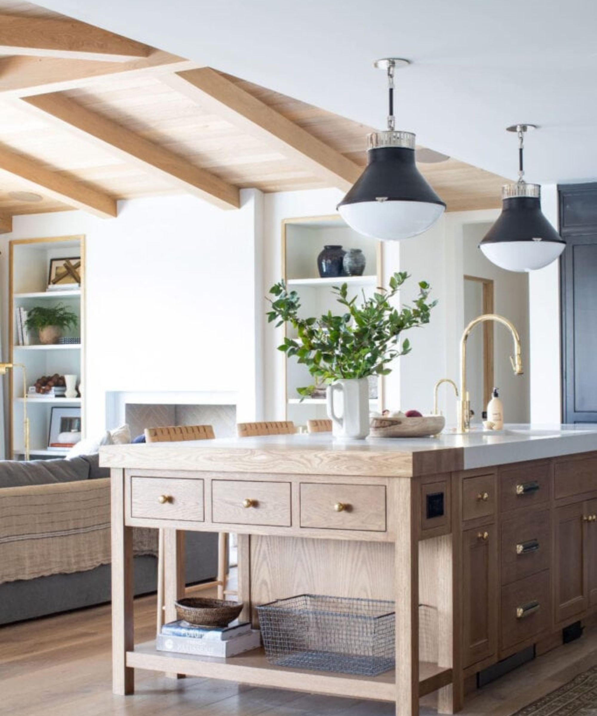 Plafond à poutres en bois avec îlot de cuisine en boucher, suspension et comptoir en marbre