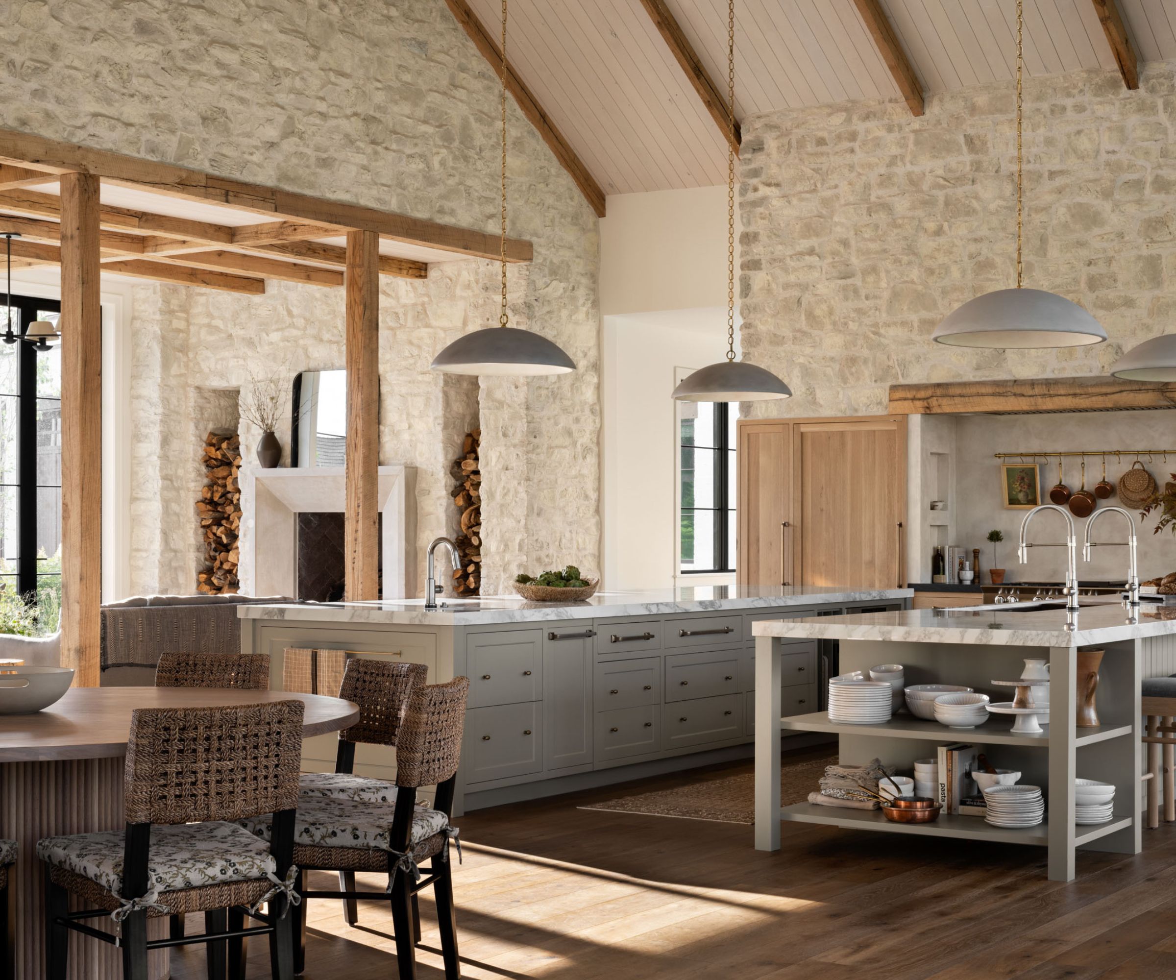 Grande cuisine avec des murs de Brock, décor rustique moderne