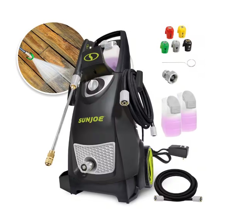 Sun Joe 2030 MAX PSI PRESSHER PRESSHER avec des câbles, des ports, des bouteilles de solution et un gros plan de buse de pulvérisation utilisée sur les terrasses, sur fond blanc.