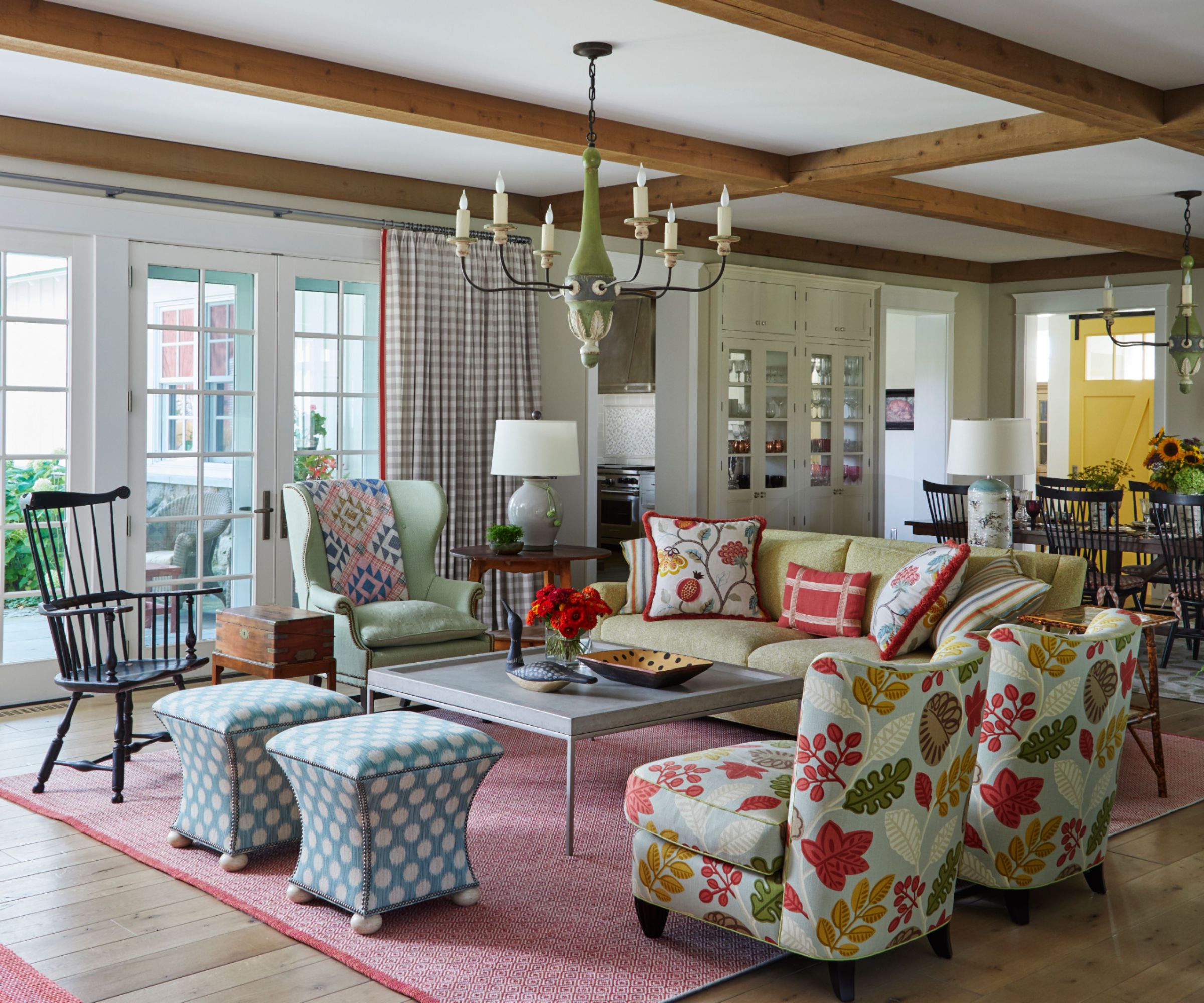 salon traditionnel avec palette de couleurs verte et rose