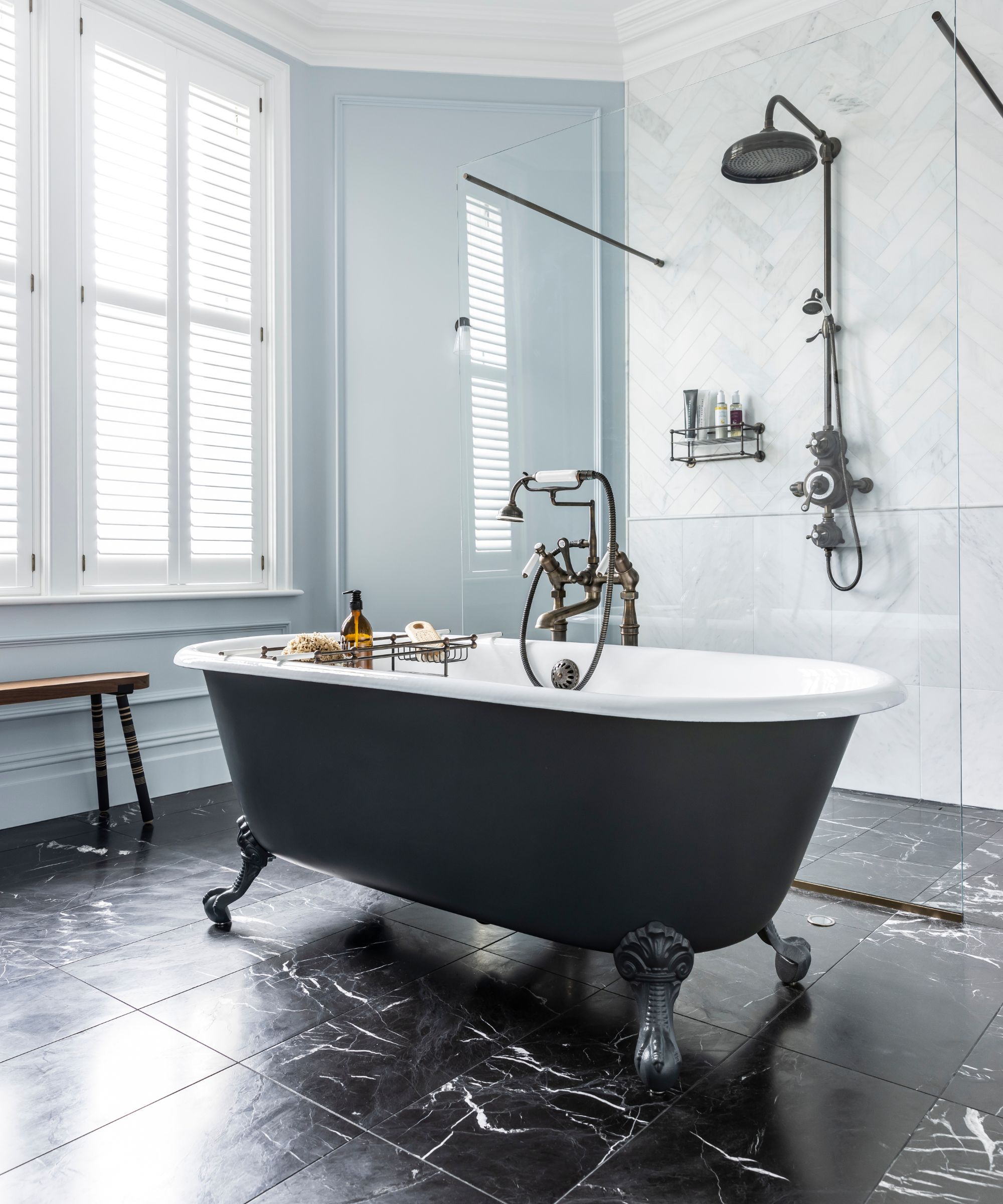 Salle de bain carrelée blanche avec baignoire gris graphite mate autoportante et douche avec carrelage Chevron