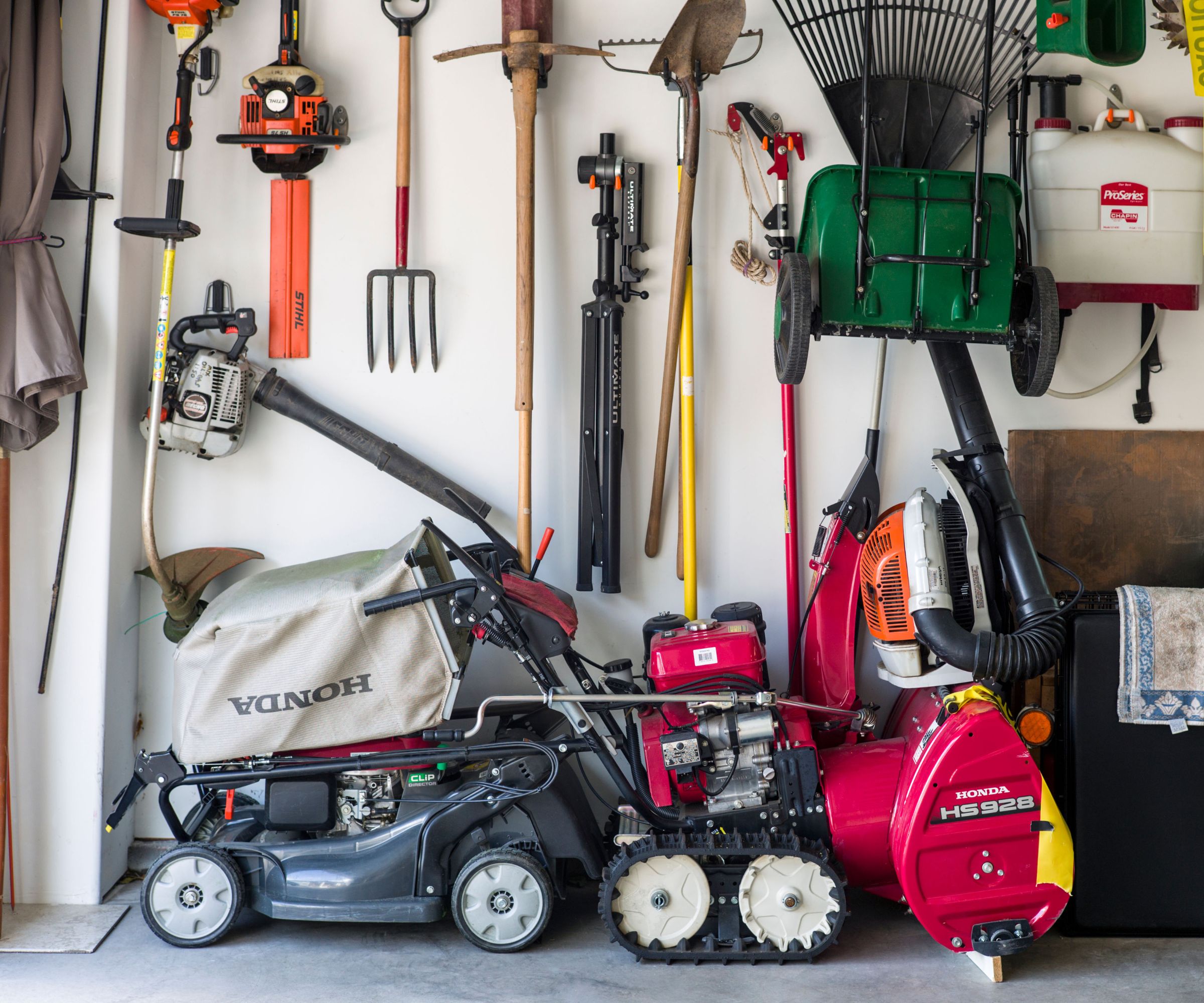 Une tondeuse à gazon stockée dans un garage