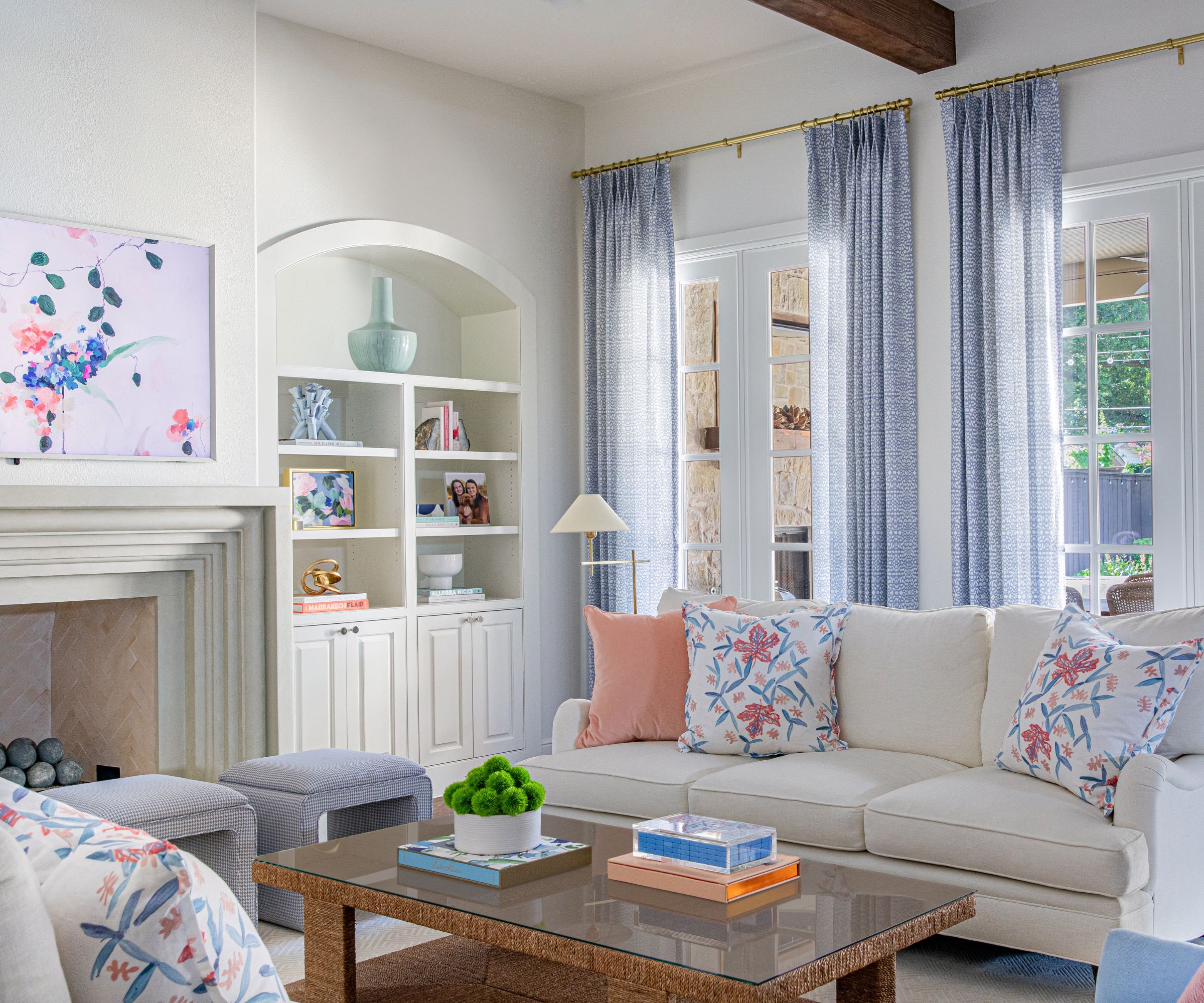 salon traditionnel avec décor bleu, blanc et corail