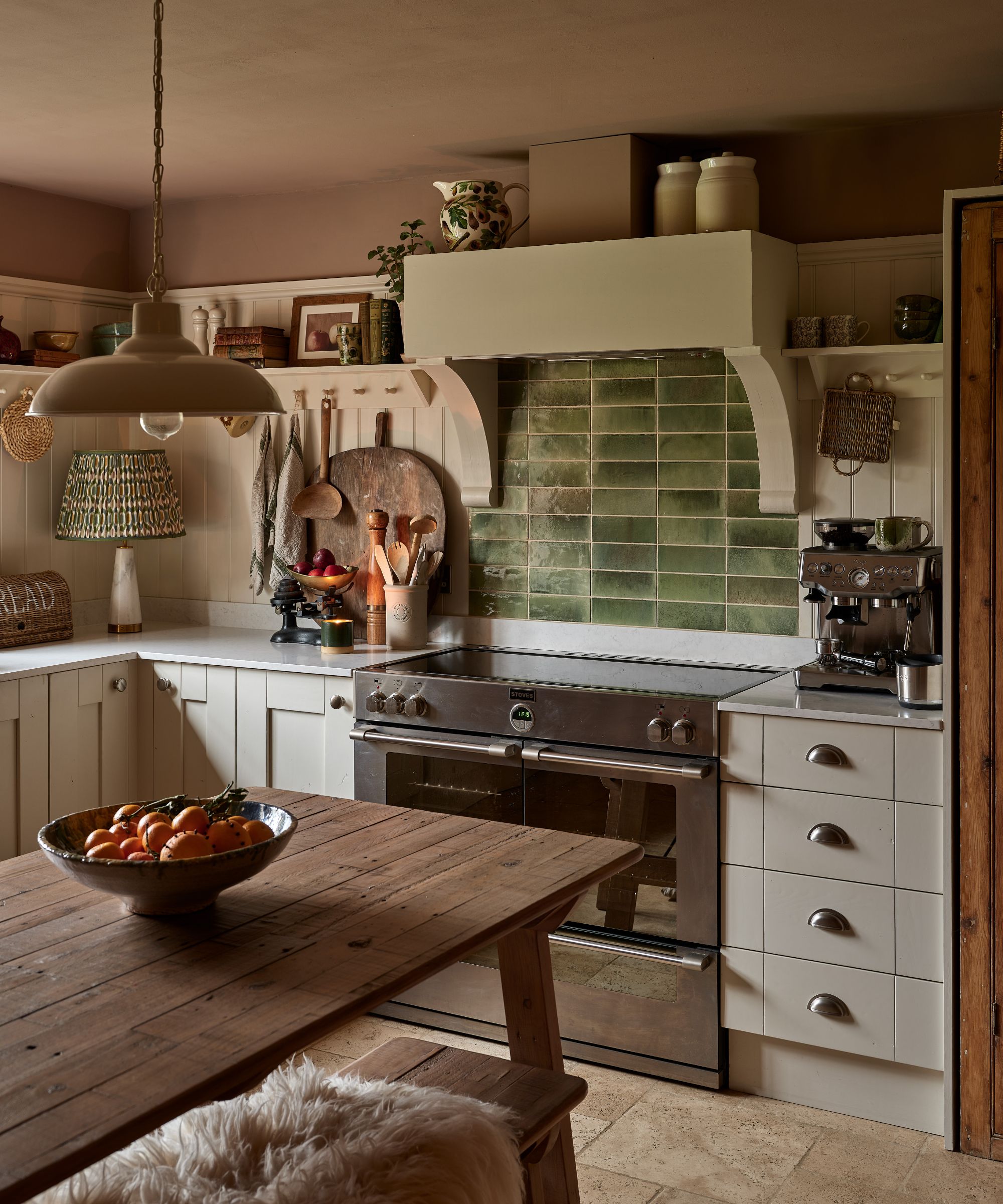 Une cuisine de chalet confortable avec un dosseret de carreaux verts
