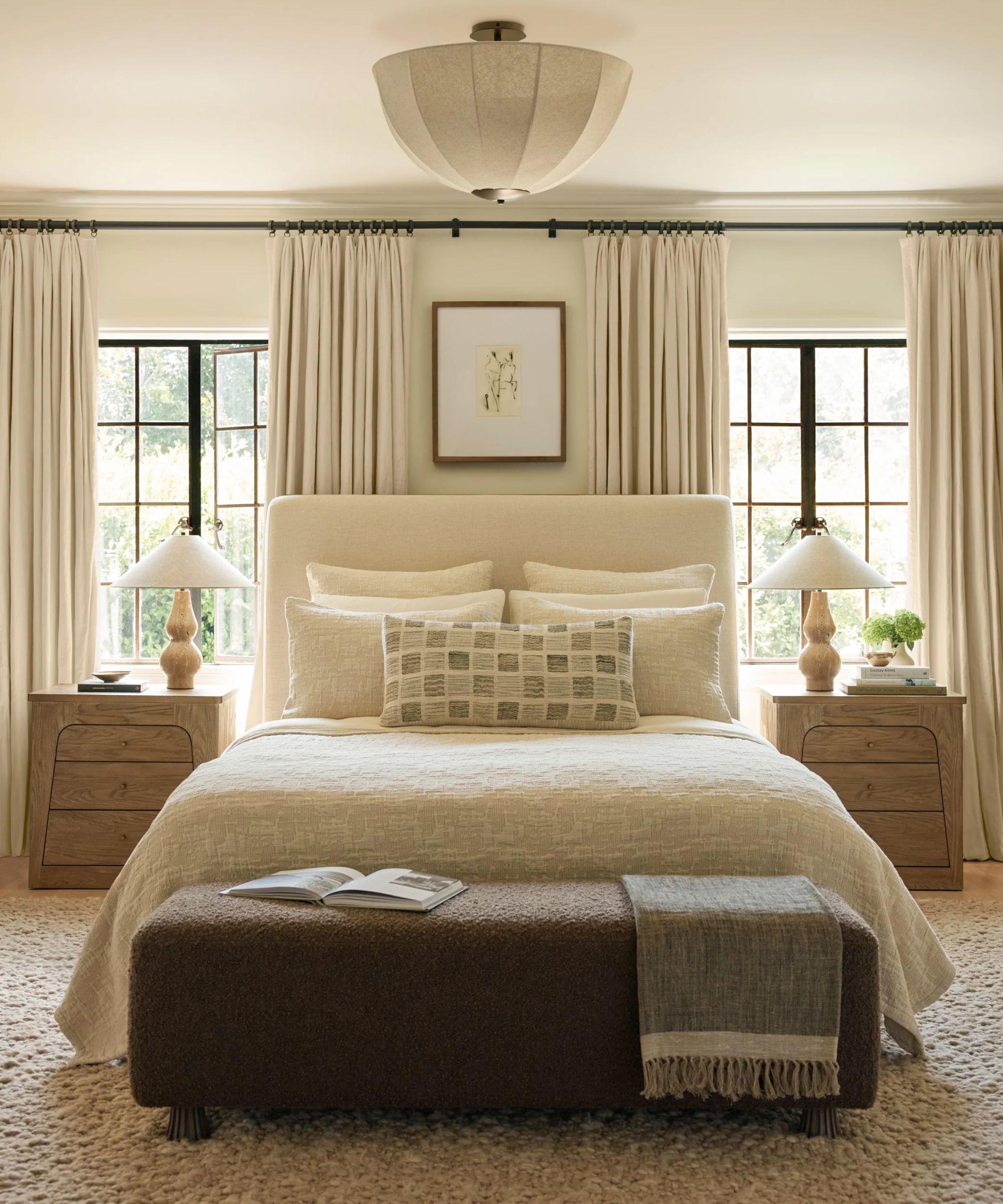 chambre organique moderne et minimaliste de fille propre avec des tons neutres et des tables de nuit en bois