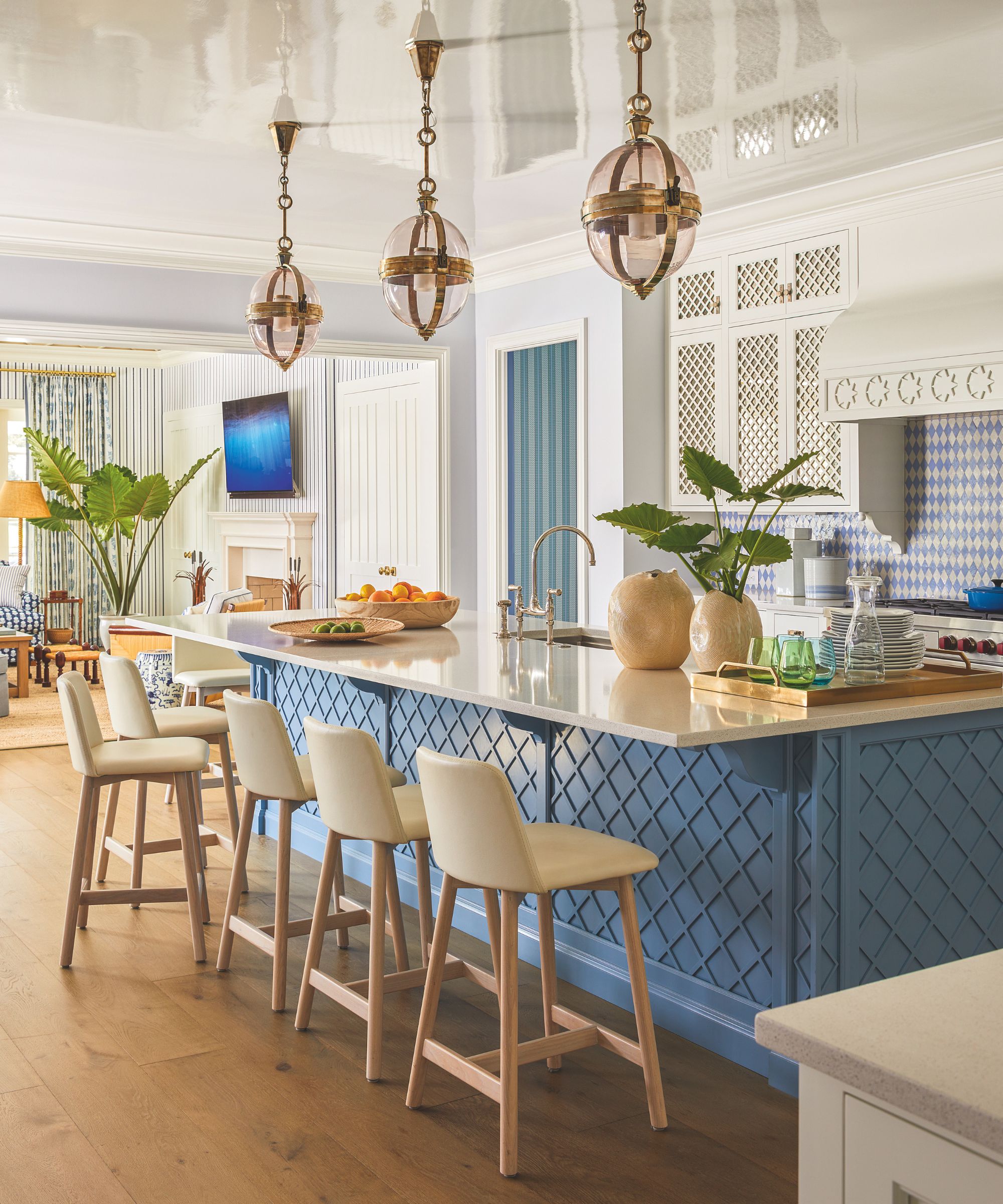 Armoires bleues dans la cuisine avec des murs et des pendents de plafond
