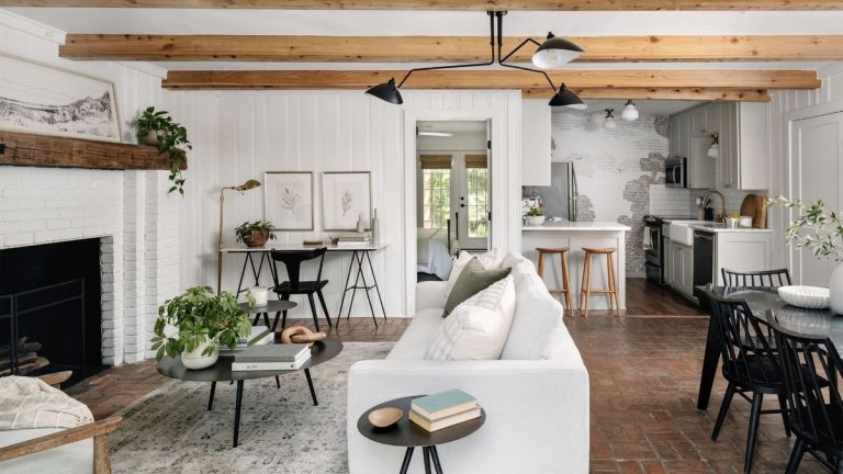 Le chalet Hillcrest de Joanna Gaines est une leçon pour tirer le meilleur parti d'un petit espace - faites une tournée pour voir comment elle apporte son style emblématique à cette petite propriété locative