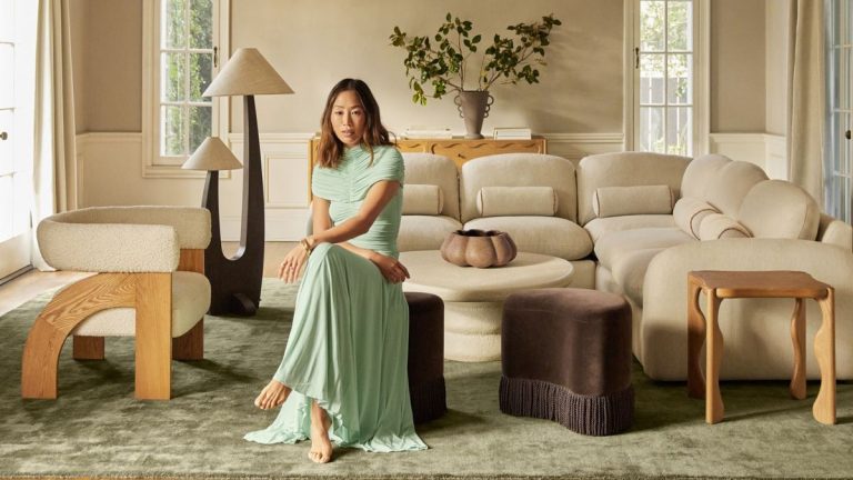 La collaboration Lulu et Georgia de l'Aimee Song est pleine de pièces avant-gardiste - y compris les miroirs les plus chics pour prendre des photos de tenue