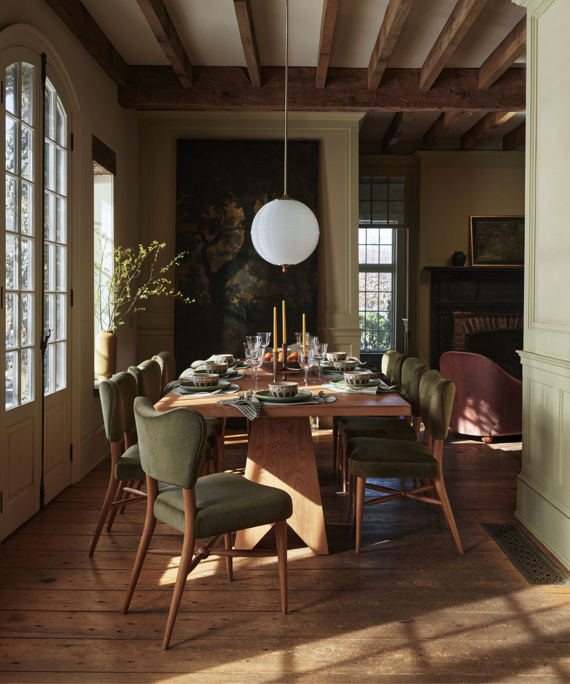 Salle rétro Eclectic Terrey Dinng avec une tapisserie sur le mur et des chaises de salle à manger rembourrées en velours vert
