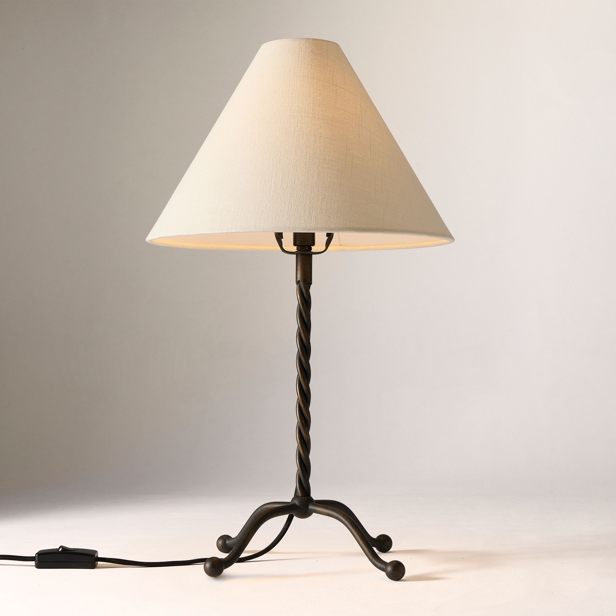 Lampe de table en métal torsadée Pierce & Ward